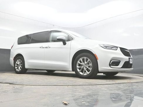Used 2023 Chrysler Pacifica Touring-L image 27