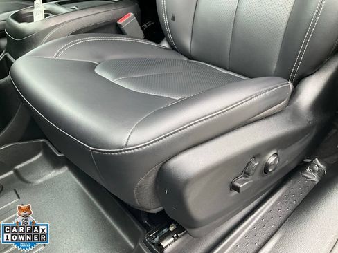 Used 2023 Chrysler Pacifica Touring-L w/ S Appearance Package FWD image 17