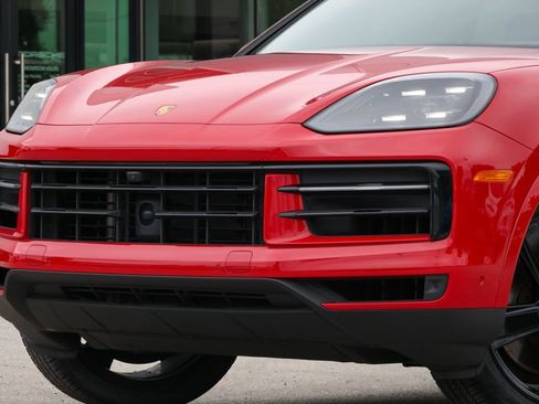 Certified 2024 Porsche Cayenne Coupe AWD/4WD image 28