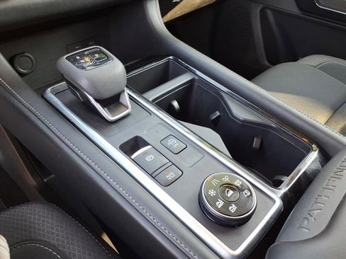 Used 2024 Nissan Pathfinder SV image 18