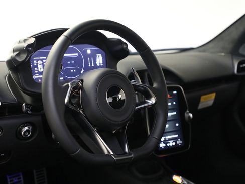 Used 2025 McLaren Artura image 26