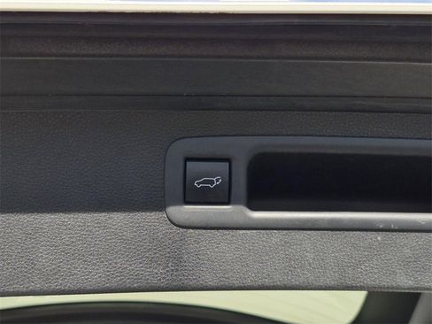 Used 2020 Toyota Highlander Limited image 9