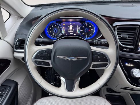 Used 2020 Chrysler Pacifica Limited image 23