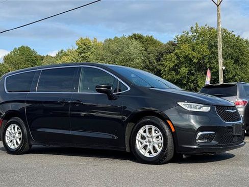 Used 2024 Chrysler Pacifica Touring FWD image 3