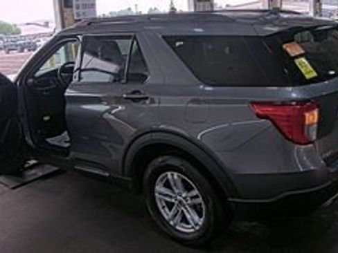 Used 2022 Ford Explorer XLT w/ Equipment Group 202A AWD/4WD image 6