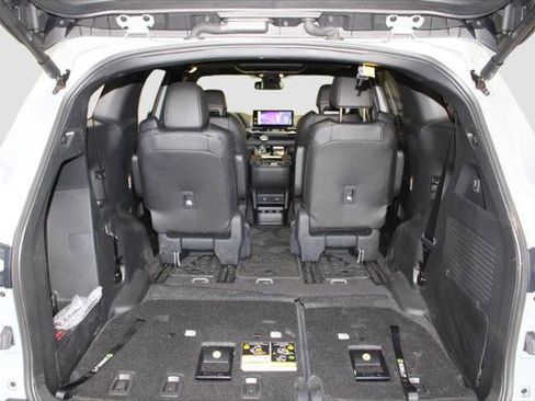 Certified 2025 Toyota Sienna XLE Woodland Edition image 32