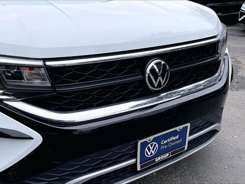 Certified 2022 Volkswagen Taos SE image 32