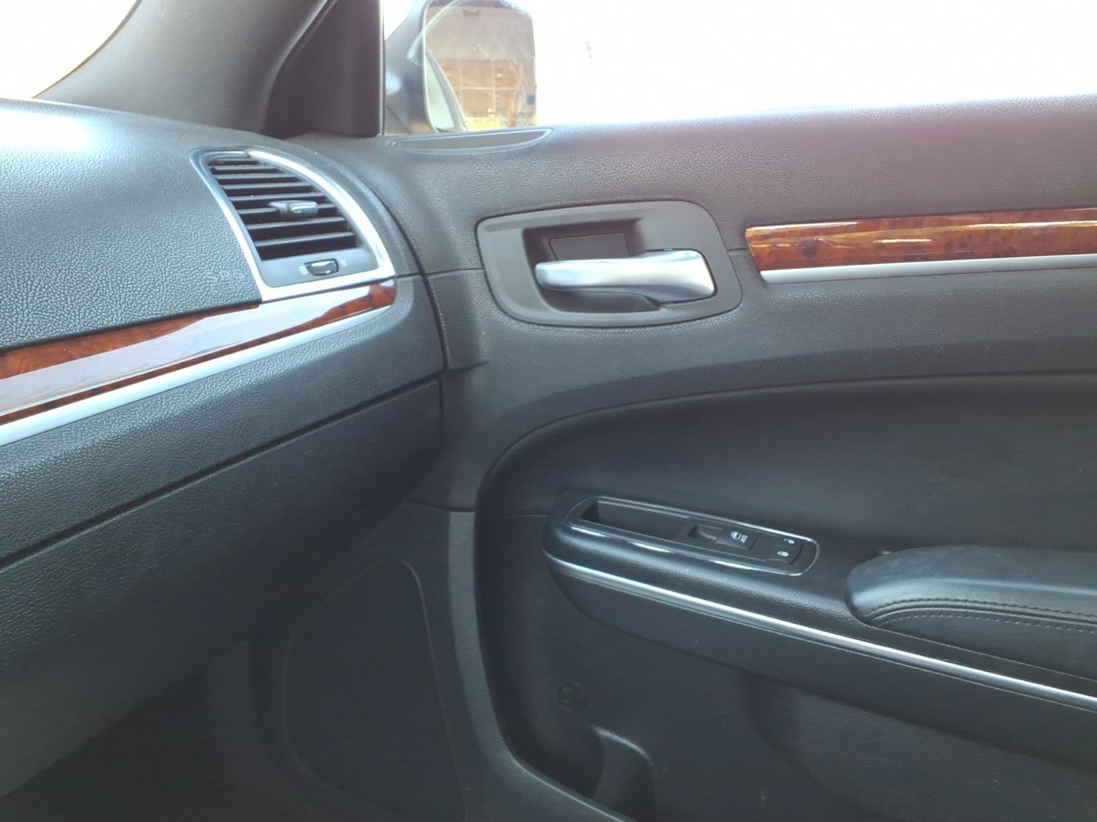 Used 2014 Chrysler 300 AWD w/ Driver Convenience Group image 30