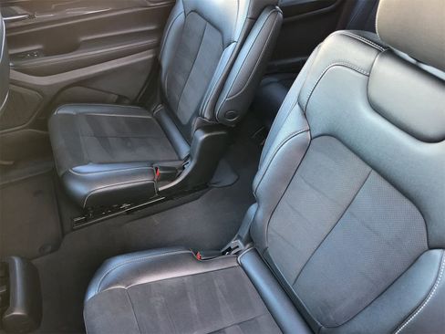 Used 2023 Jeep Grand Cherokee L Laredo image 28