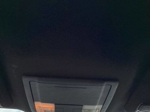 Used 2017 Ford Explorer XLT image 32