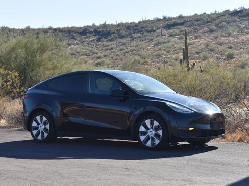 Used 2023 Tesla Model Y Long Range image 2