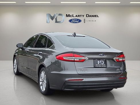 Used 2020 Ford Fusion SE FWD image 4