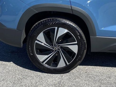 Used 2025 Volkswagen Taos SE w/ Panoramic Sunroof Package image 11