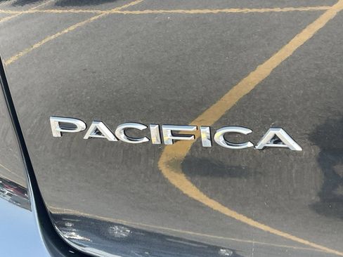 Used 2023 Chrysler Pacifica Touring-L FWD image 7