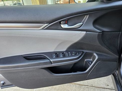Used 2019 Honda Civic Touring image 17