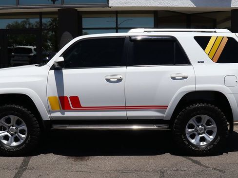 Used 2018 Toyota 4Runner SR5 AWD/4WD image 8