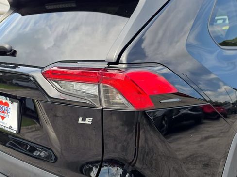 Used 2021 Toyota RAV4 LE FWD image 10