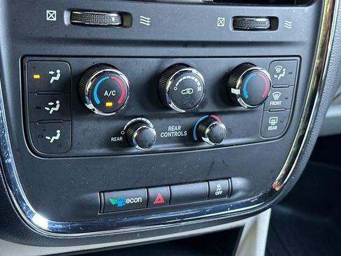 Used 2019 Dodge Grand Caravan SXT FWD image 23