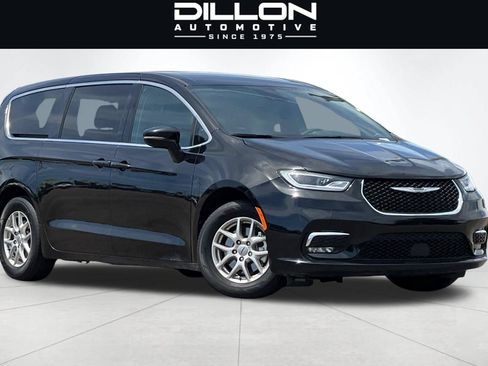 Used 2025 Chrysler Pacifica Select FWD image 2