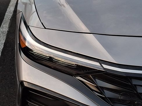 Used 2024 Hyundai Elantra Limited image 9