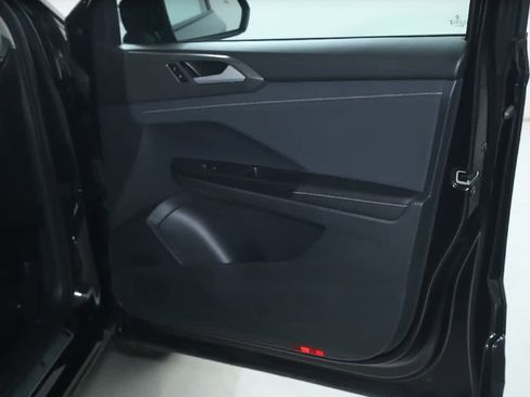 Certified 2025 Volkswagen Taos SE FWD image 34