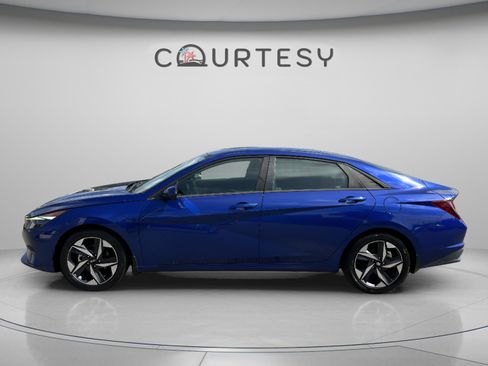 Used 2023 Hyundai Elantra SEL w/ Convenience Package image 2