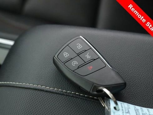 Used 2025 Chevrolet Traverse RS image 3