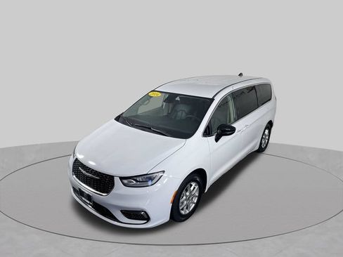 Used 2024 Chrysler Pacifica Touring-L FWD image 43