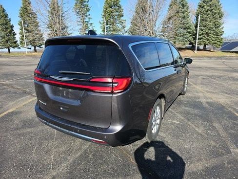 Used 2023 Chrysler Pacifica Touring-L image 6