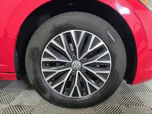 Used 2019 Volkswagen Jetta SE image 2
