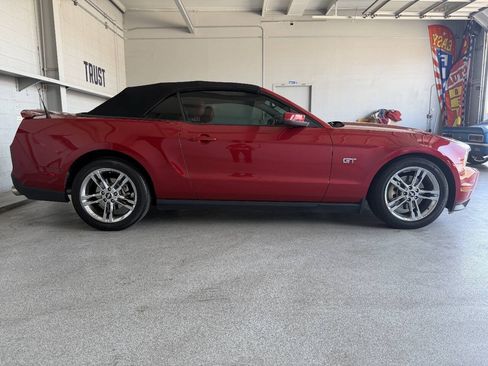 Used 2010 Ford Mustang GT RWD image 9