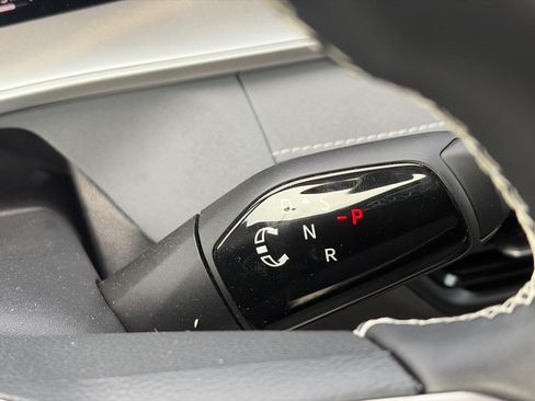 Used 2026 Volkswagen Tiguan SE w/ Panoramic Sunroof Package AWD/4WD image 17