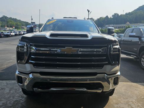 Used 2024 Chevrolet Silverado 2500 LTZ w/ LTZ Convenience Package AWD/4WD image 3