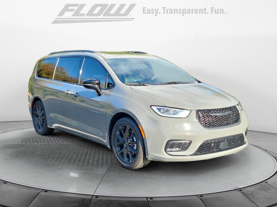 Used 2025 Chrysler Pacifica Limited FWD image 1