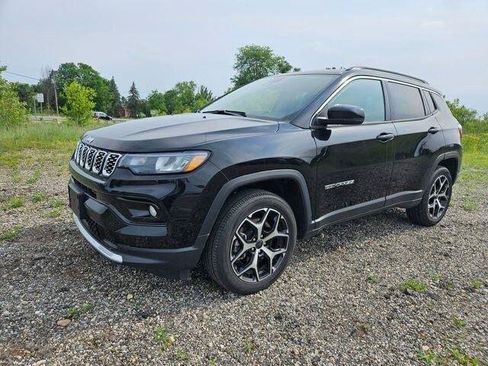 Used 2025 Jeep Compass Limited AWD/4WD image 3