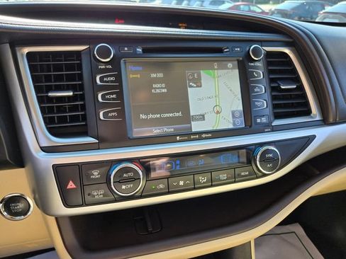 Used 2017 Toyota Highlander XLE AWD/4WD image 25