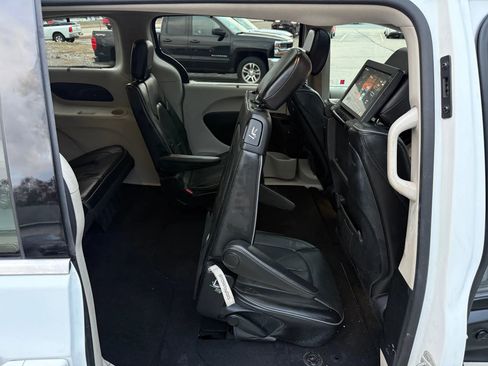 Used 2018 Chrysler Pacifica Limited image 25