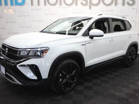 Used 2022 Volkswagen Taos SE image 2