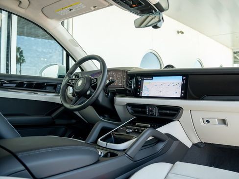 New 2025 Porsche Cayenne Turbo AWD/4WD image 19