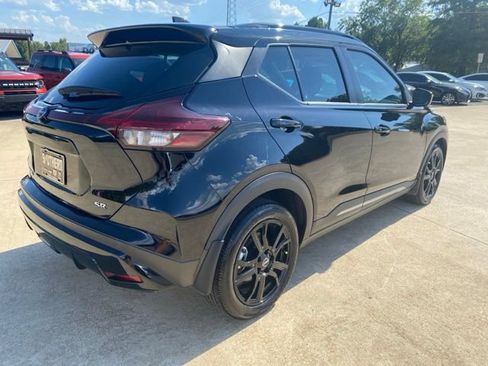 Used 2023 Nissan Kicks SR w/ SR Premium Package FWD image 6