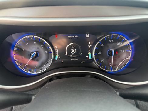 Used 2022 Chrysler Pacifica Touring-L FWD image 25