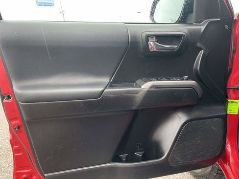 Used 2021 Toyota Tacoma TRD Off-Road image 13
