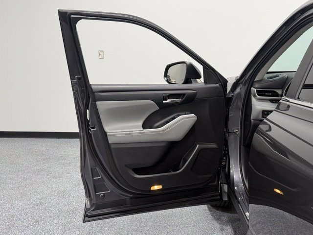Used 2023 Toyota Highlander XLE FWD image 12