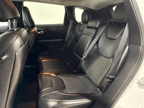 Used 2019 Jeep Cherokee Trailhawk AWD/4WD image 29