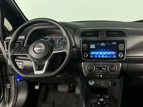 Used 2025 Nissan Leaf S image 13