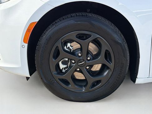 Used 2024 Chrysler Pacifica Limited image 42