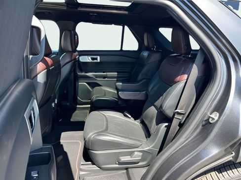 Used 2020 Ford Explorer Platinum w/ Premium Technology Package AWD/4WD image 12
