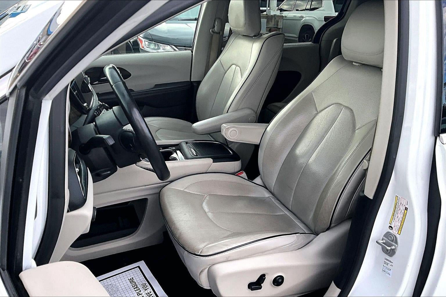 Used 2021 Chrysler Pacifica Limited w/ Uconnect Theater Family Group FWD image 20