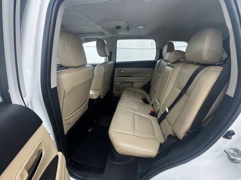 Used 2014 Mitsubishi Outlander SE image 11