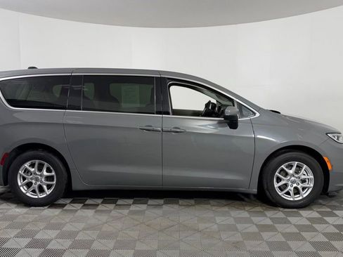 Used 2023 Chrysler Pacifica Touring-L FWD image 9